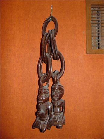bid.ezdownsizing.com - Carved Wood Chain with 2 Figures - 22" Long